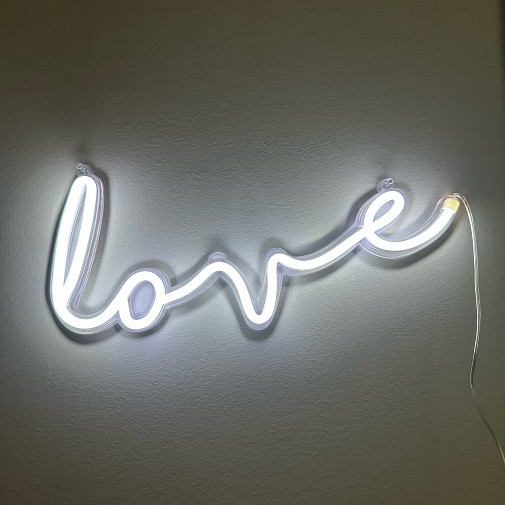 💙 Urban Outfitters Hanging Neon LOVE sign 💙